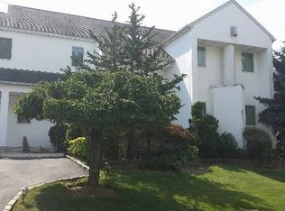 34 Davis Ln, Roslyn, NY 11576