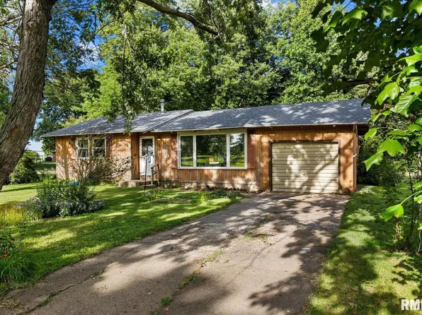 908 S Collins St, Manito, IL 61546