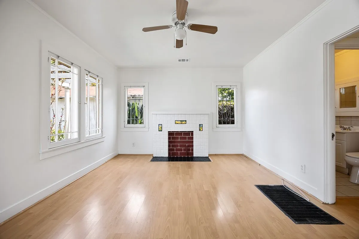 3 bed, 2.0 bath, 1012 sqft, $2,200 — Photo 2