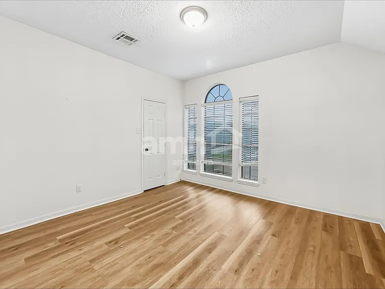 10917 Spruce Dr S — Photo 16