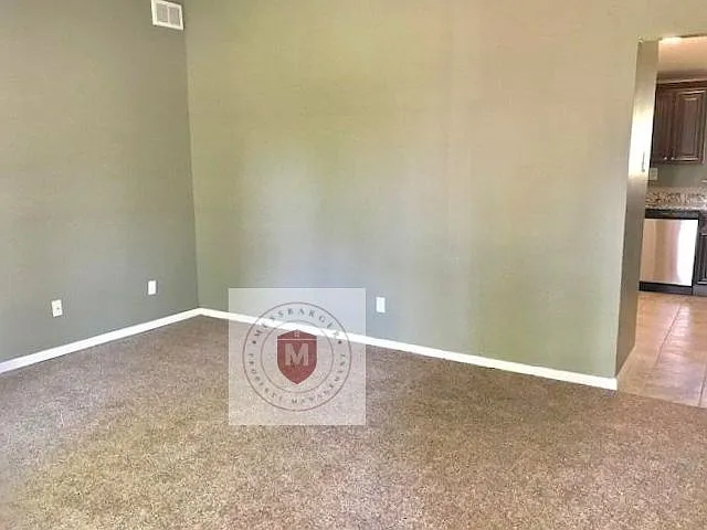 402 Holiday Dr — Photo 5