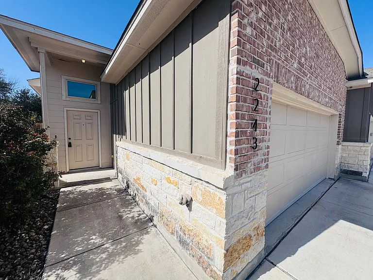 2243 Avery Vlg — Photo 3