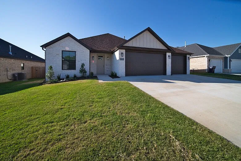 3 bed, 1703 sqft, $2,195 — Photo 1