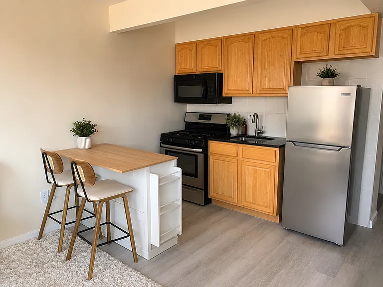 322 E 4th St #5 — Photo 3
