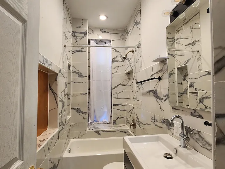 1619 S Loomis St #1R — Photo 2