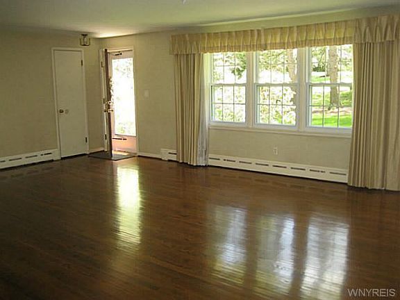 4th image of 42 Henning Dr