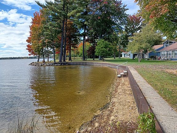 3rd image of 144 N Shore Dr W
