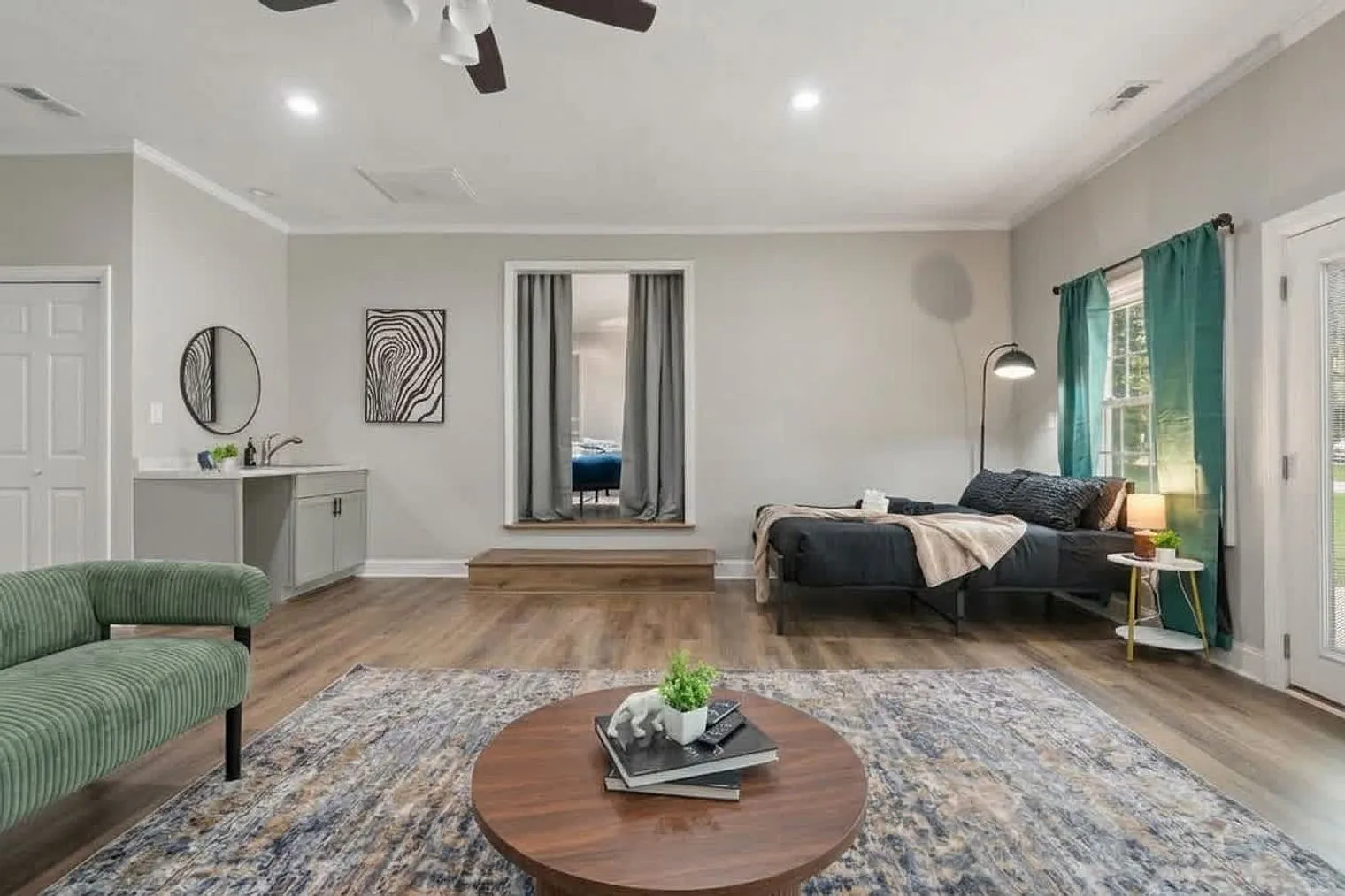 5 bed, 2.0 bath, 2292 sqft, $4,027 — Photo 4