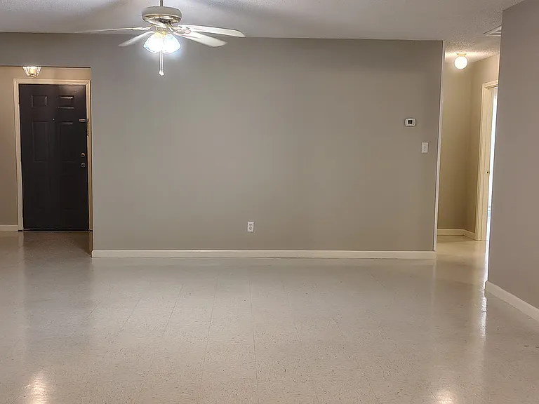 304 Leo Dr — Photo 3