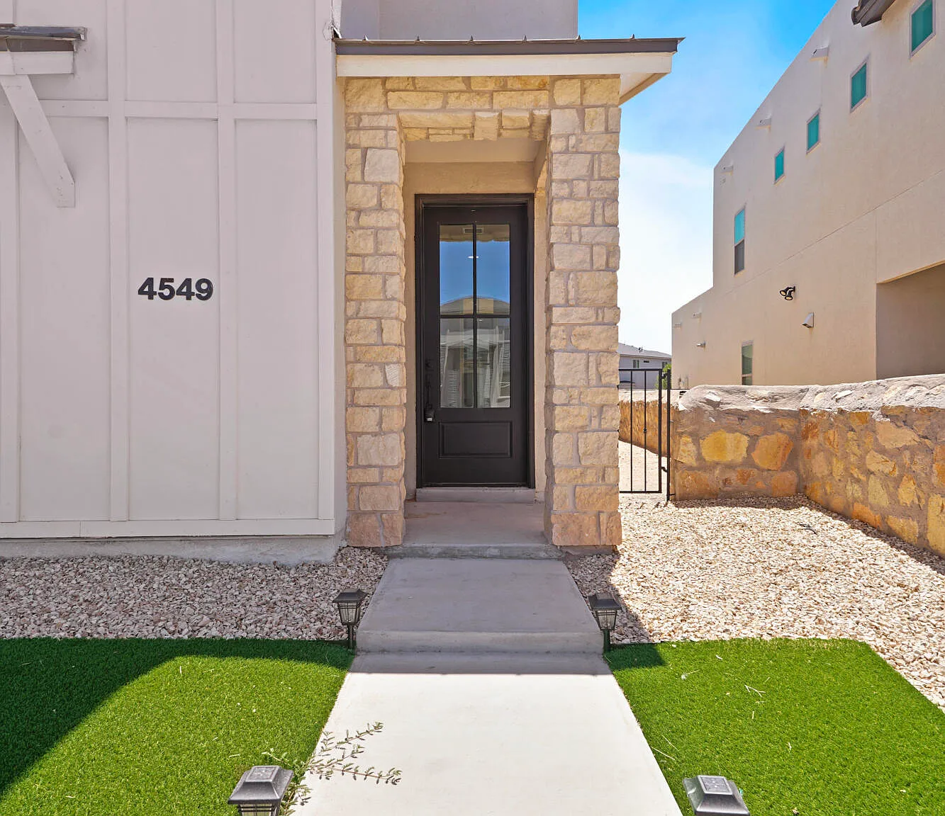 4 bed, 3.5 bath, 2180 sqft, $2,100 — Photo 2