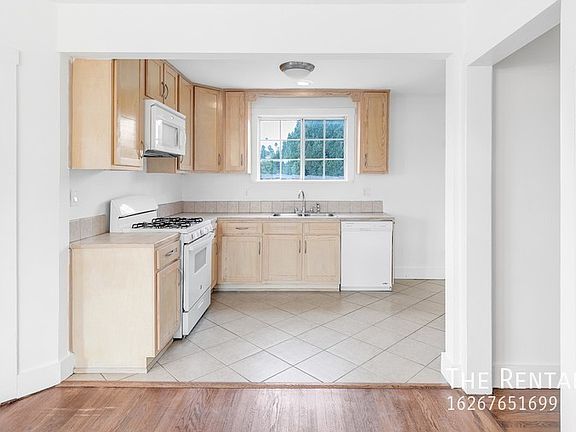 4th image of 832 Silver Lake Blvd