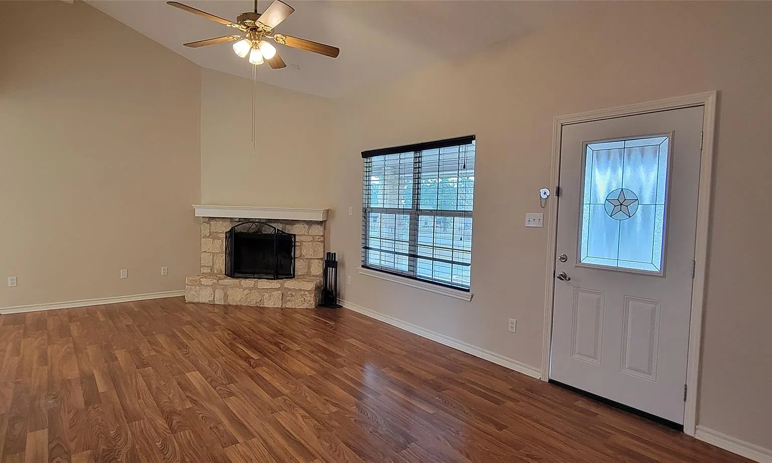3 bed, 2.0 bath, 1122 sqft, $1,850 — Photo 2