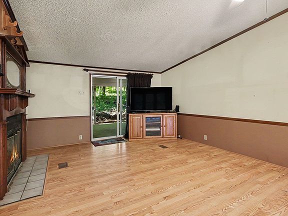 5th image of 68 Walnut Dr