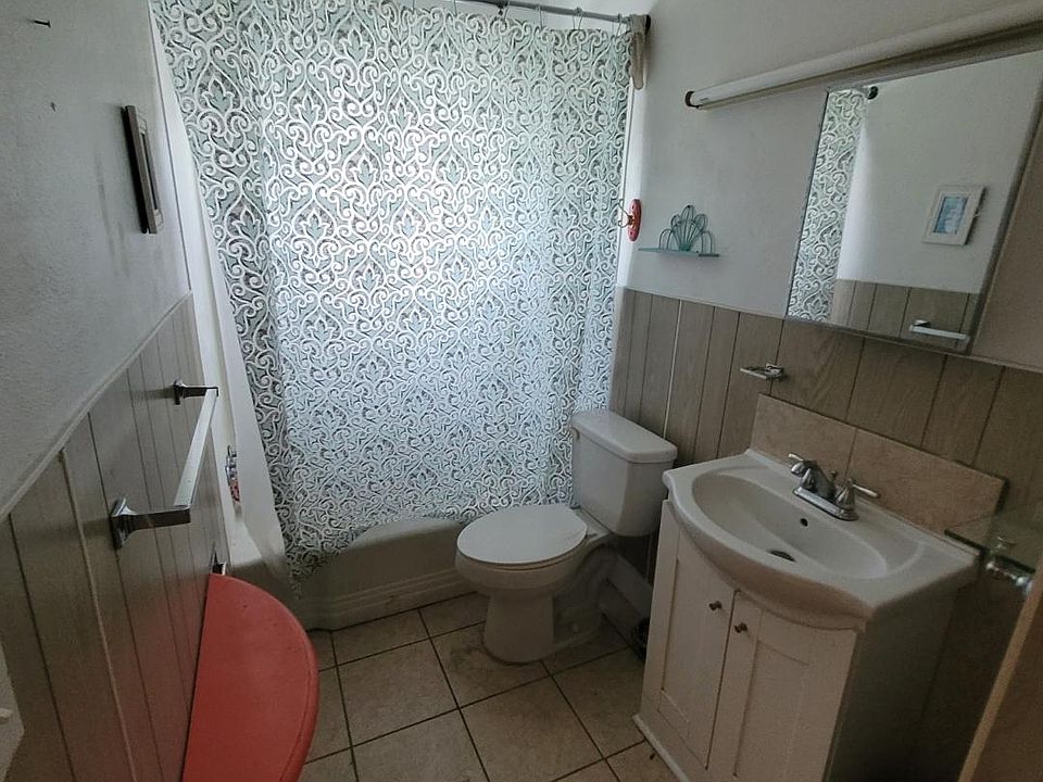 2nd image of 525 E Sycamore St #B