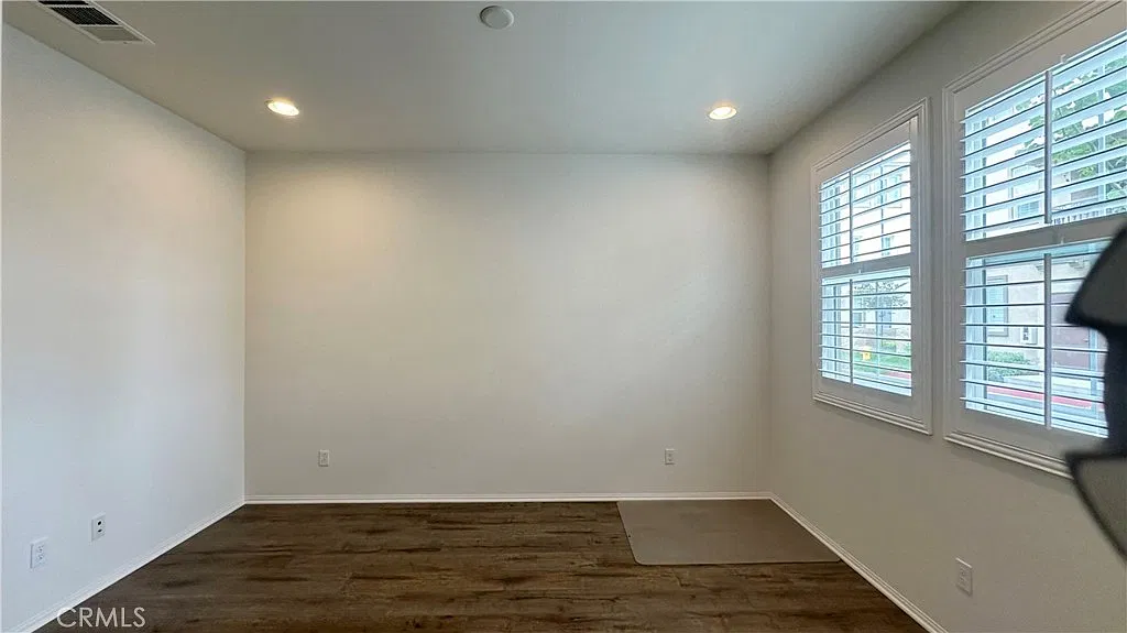 3 bed, 4.0 bath, 1499 sqft, $3,200 — Photo 2