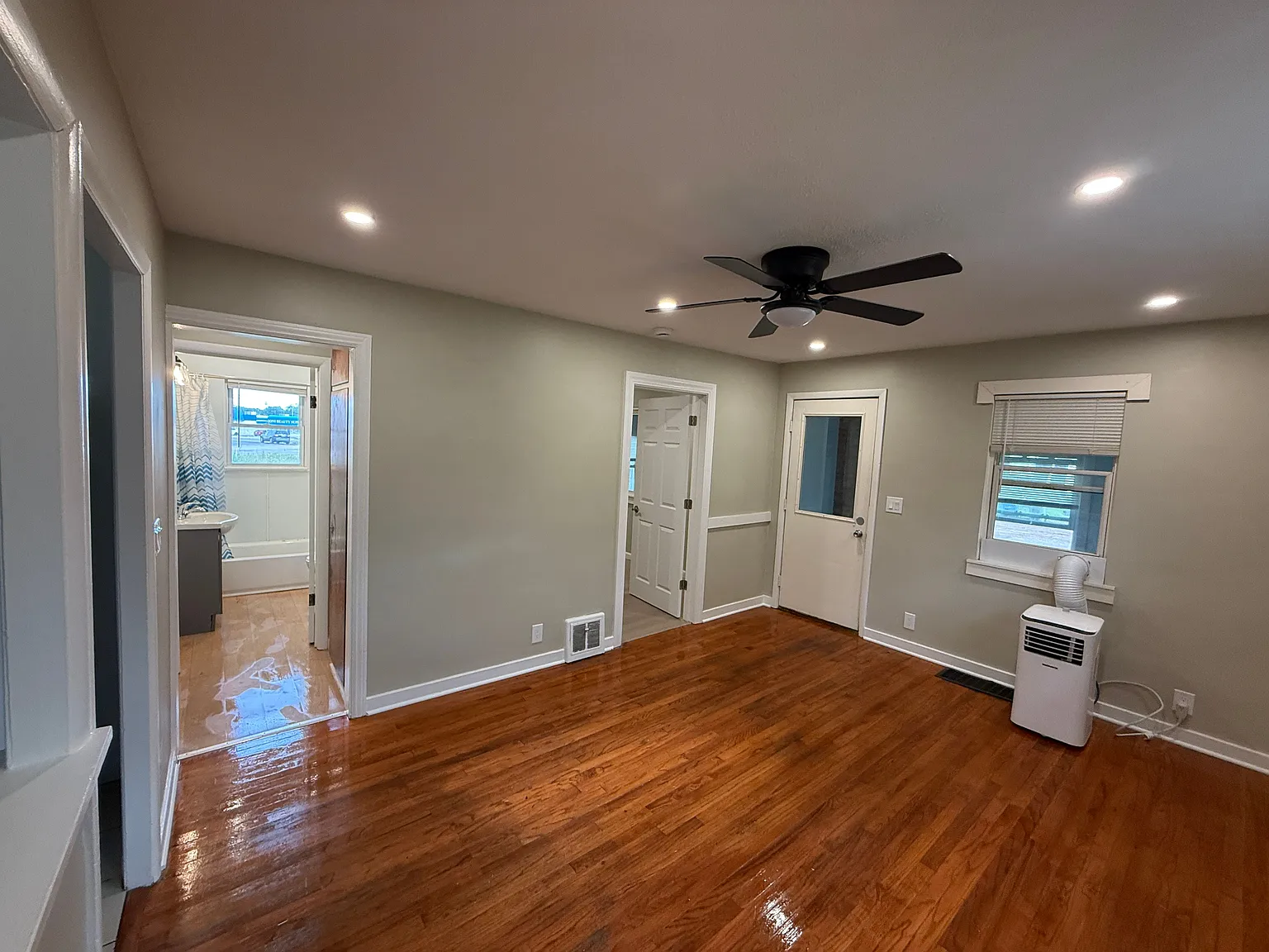 2 bed, 1.0 bath, 650 sqft, $1,100 — Photo 3