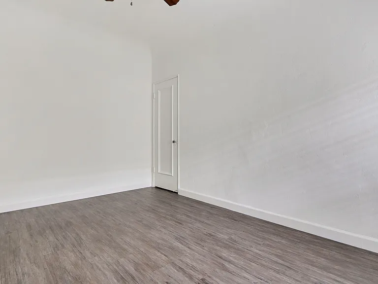 232 S Reeves Dr — Photo 30