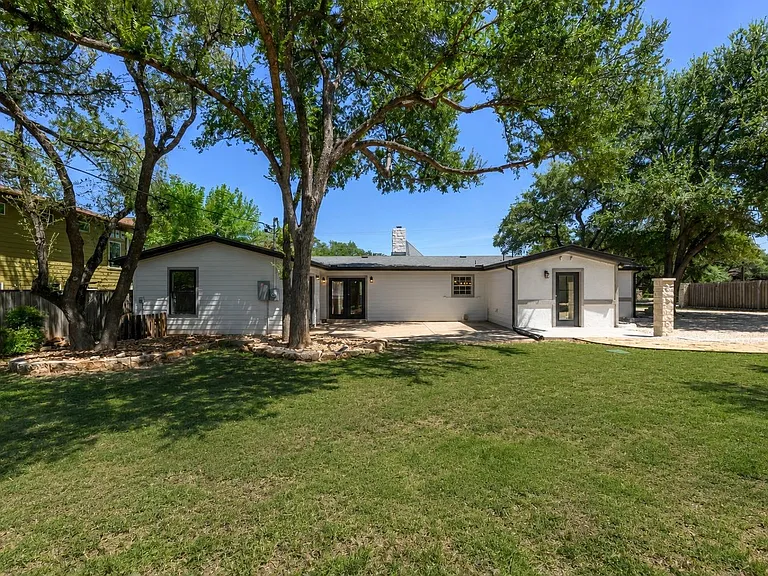 303 Lakeway Dr — Photo 27