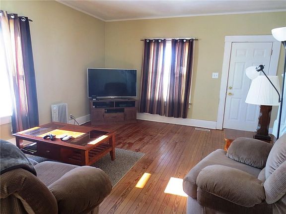 Family/Living Room w/Hardwood Floor