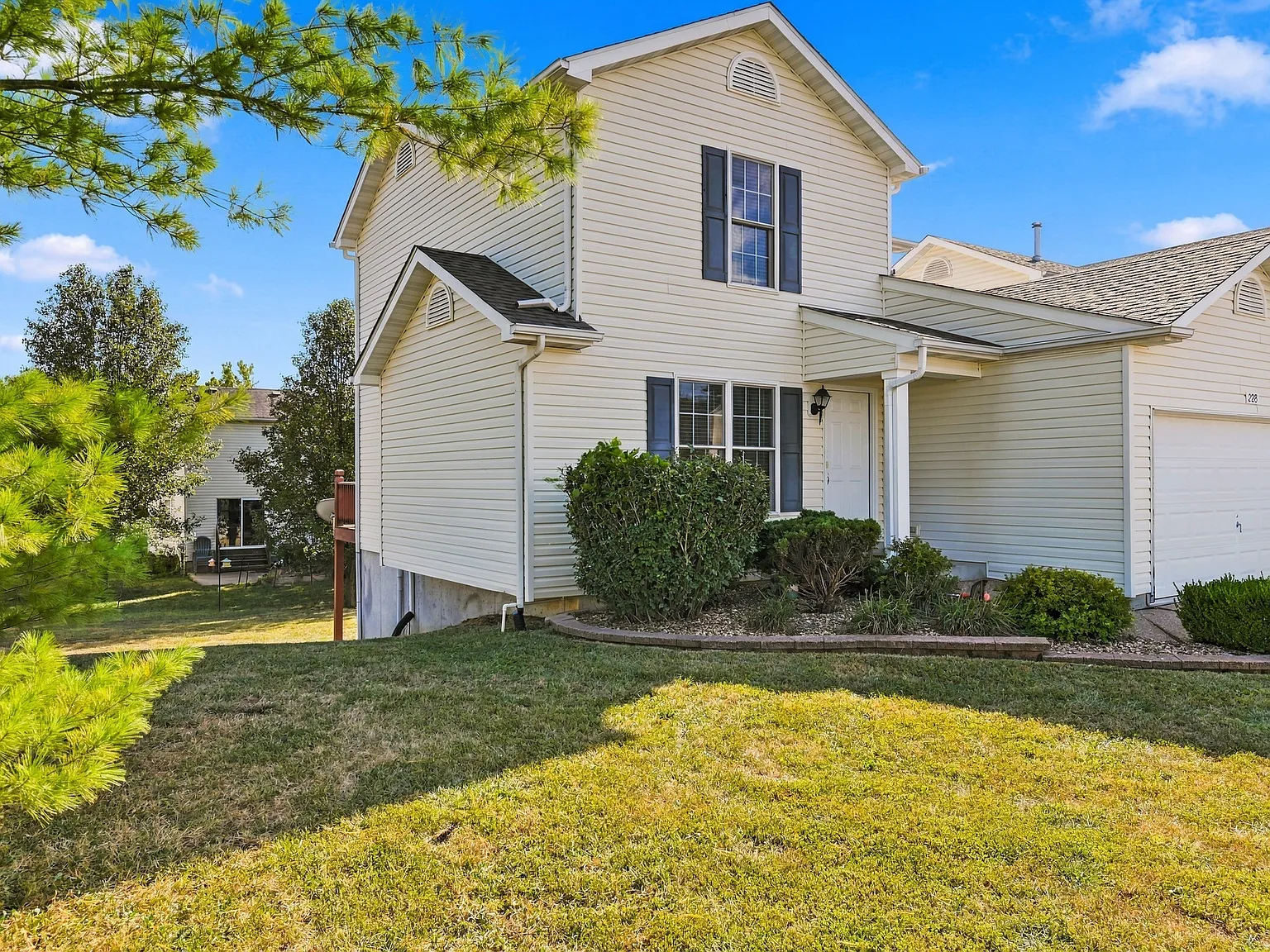 2 bed, 1.5 bath, 1238 sqft, $1,750 — Photo 2