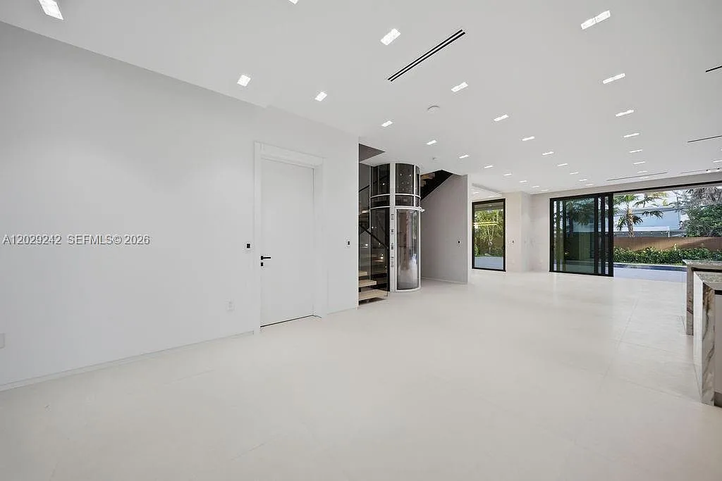 5 bed, 7.0 bath, 4644 sqft, $35,000 — Photo 4