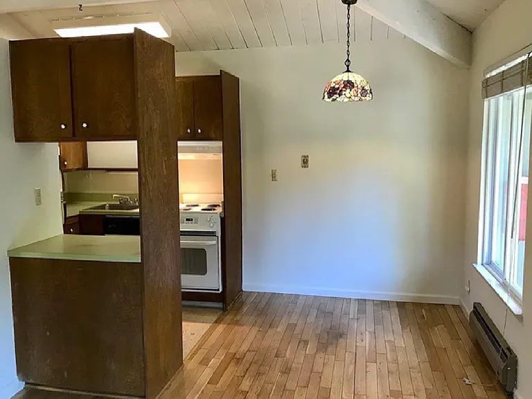 202 E Hilton Dr — Photo 2
