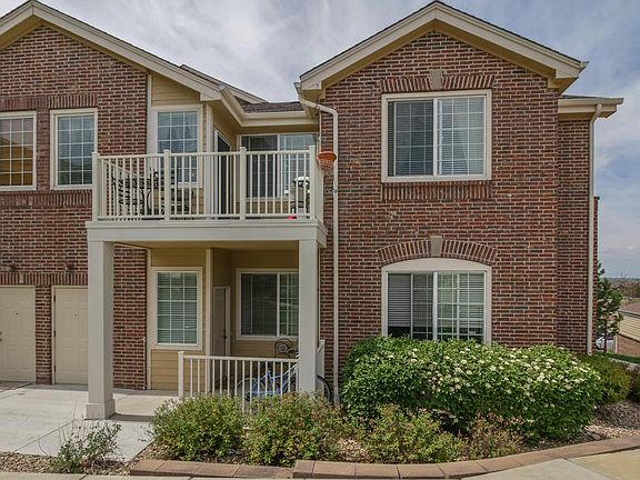 End Unit with no buildings on the other side.  Makes for privacy in the bedrooms