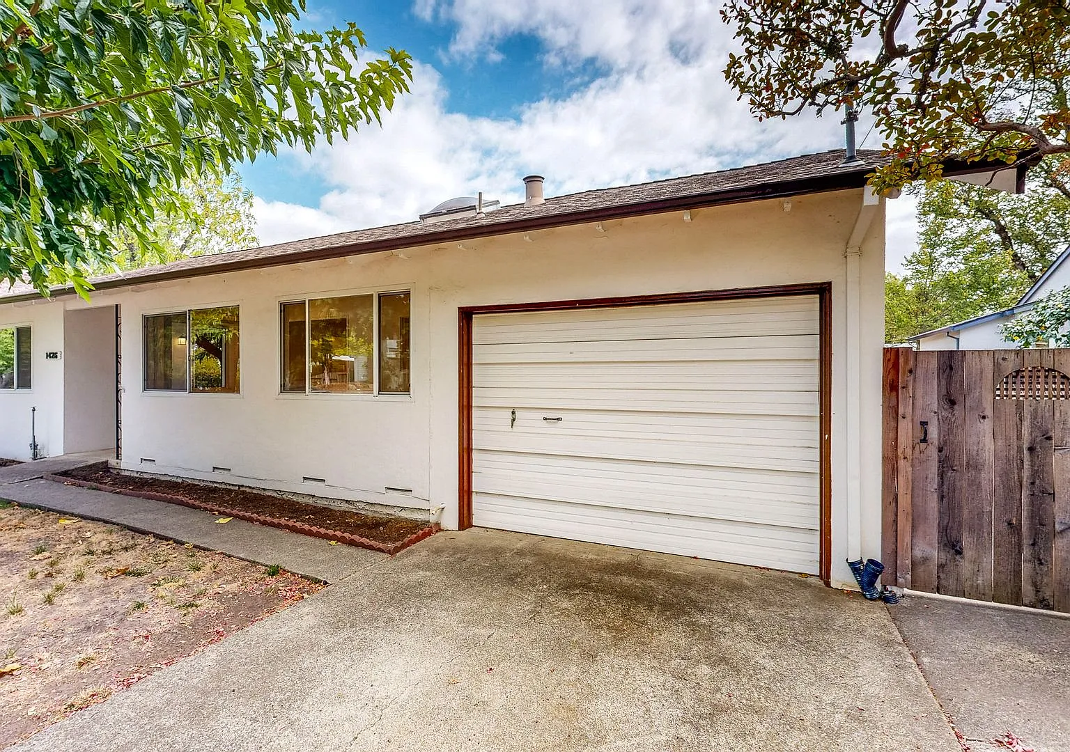 Spacious & Private Two Bedroom One Bath Single Story Duplex Downtown Calistoga — Photo 4