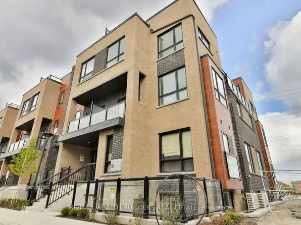 16 Lytham Green Cir, Newmarket, ON