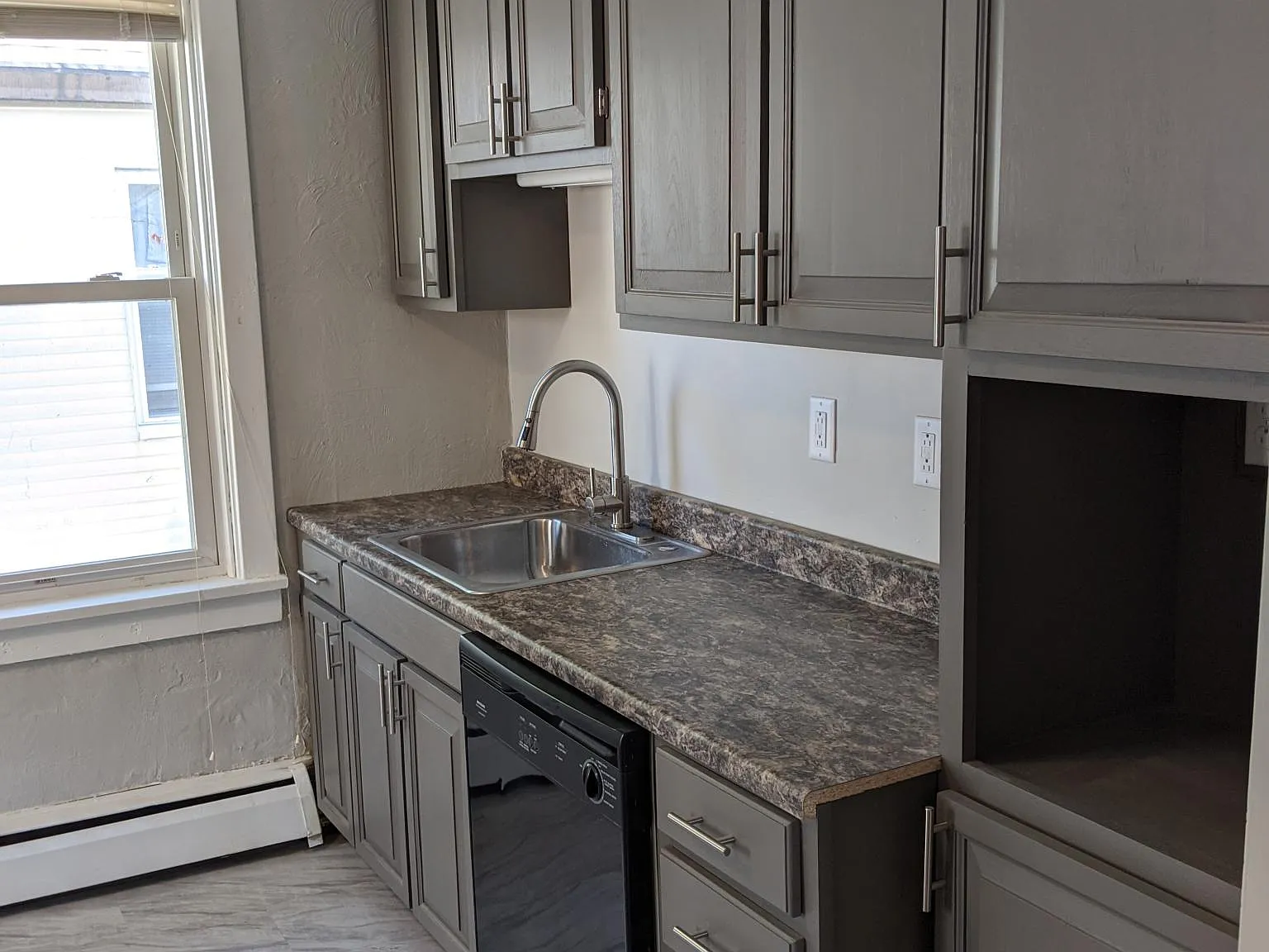 2 bed, 1000 sqft, $1,150 — Photo 2