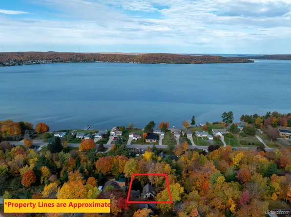 1515 Bullivant St, Munising, MI 49862