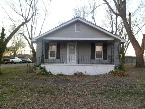701 Spruce St, Bismarck, MO 63624