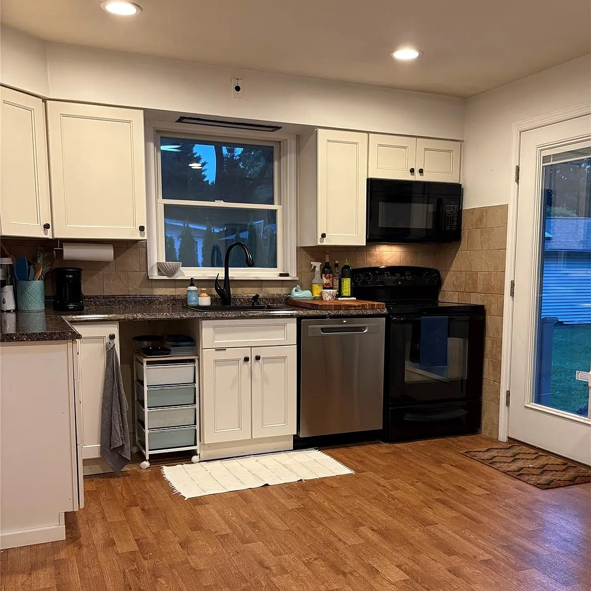 2 bed, 1.0 bath, 1600 sqft, $3,900 — Photo 3