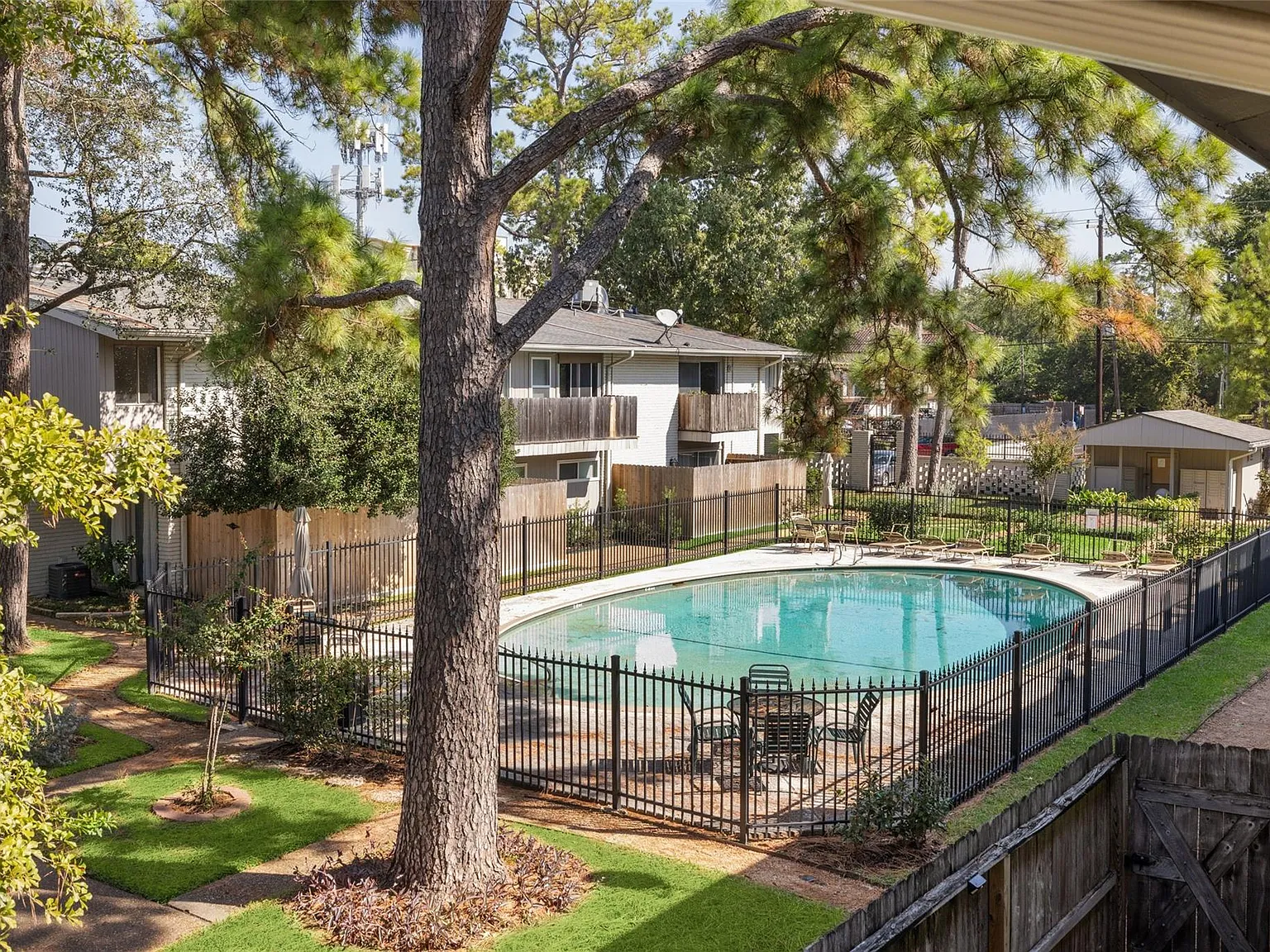 2 bed, 2.0 bath, 880 sqft, $1,575 — Photo 3