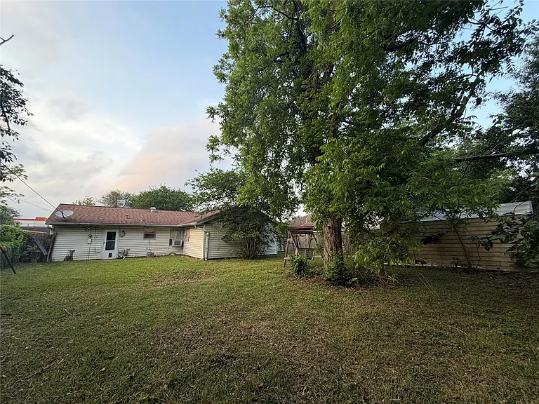 8602 Glenlea St — Photo 11