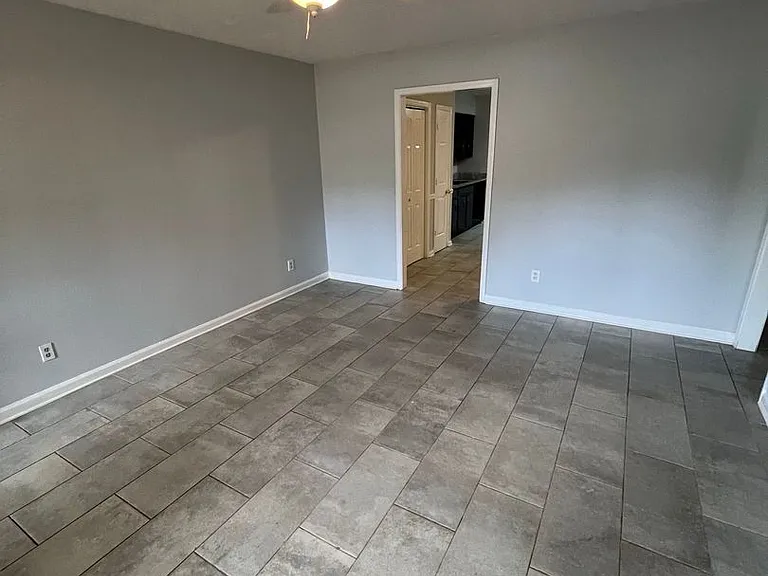 556-558 Whitehall Ln — Photo 2