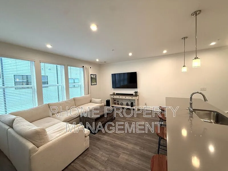 2 bed, 2.5 bath, 1280 sqft, $2,600 — Photo 4