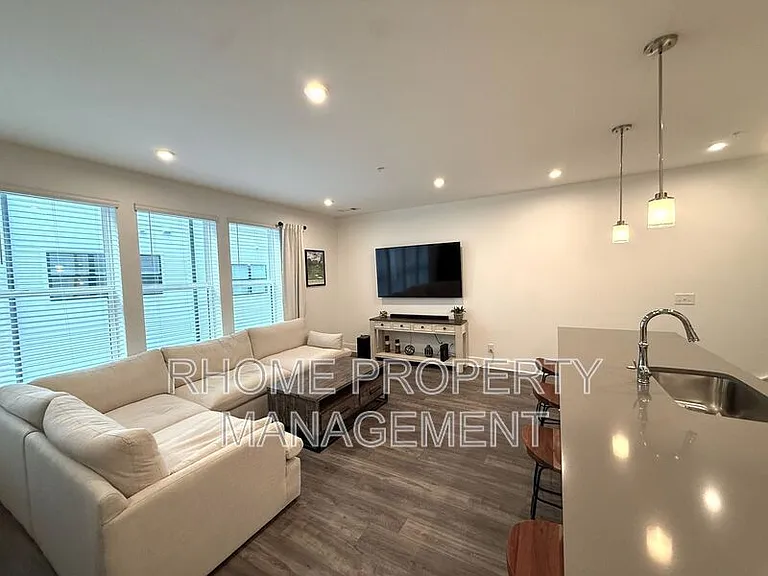 729 Eloise Way SE — Photo 4