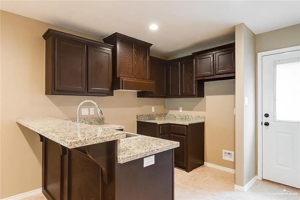 2 bed, 1.0 bath, 3808 sqft, $1,100 — Photo 3