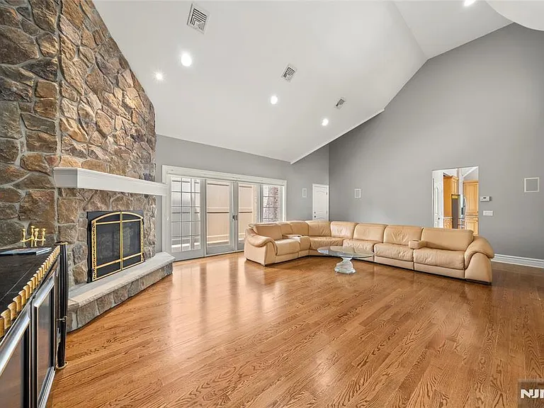 351 White Ave — Photo 7
