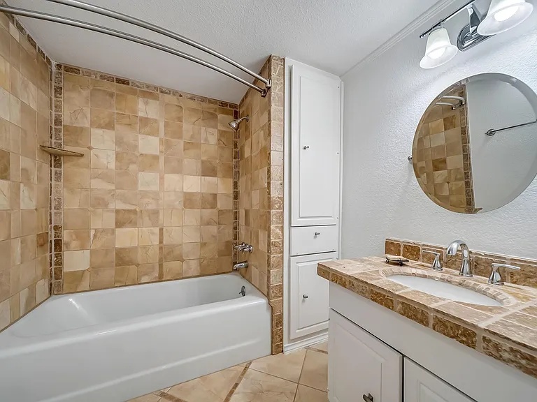 516 S Post Oak Ln #18 — Photo 18