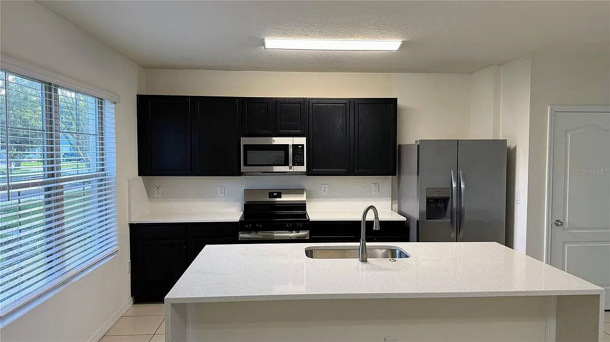 3 bed, 2.5 bath, 1672 sqft, $2,249 — Photo 3