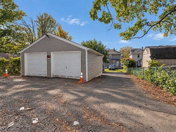 4th image of 75 Hillside Ave
