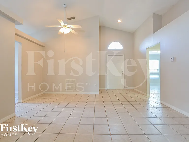 521 Finch Ln — Photo 4