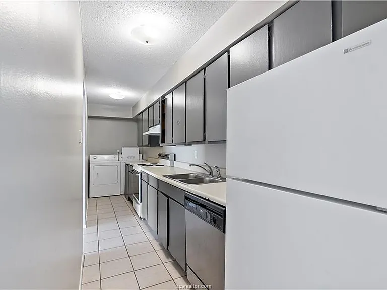 1112 Autumn Cir #D — Photo 7