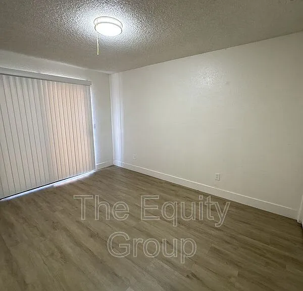 2113 W Inyo Ave — Photo 11