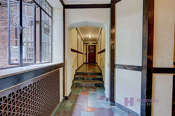 Sold by Horowitz Real Estate | media 23