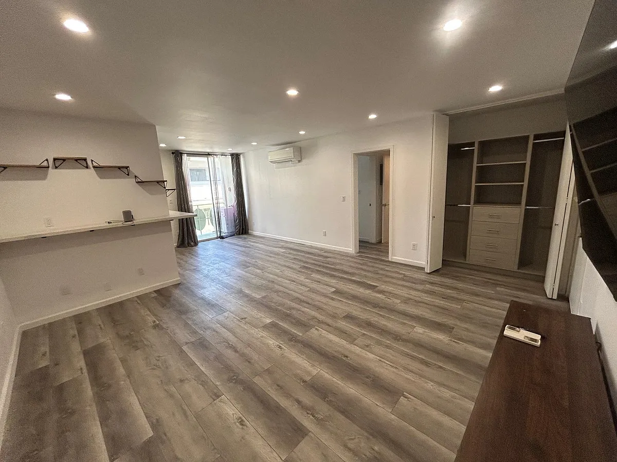 Photo 2 of 11 - 4255 W 5th St #205 - Los Angeles, CA Building Photo - 4255 W 5th St #205