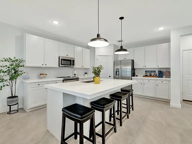 601 NE Waters Edge Ln — Photo 17