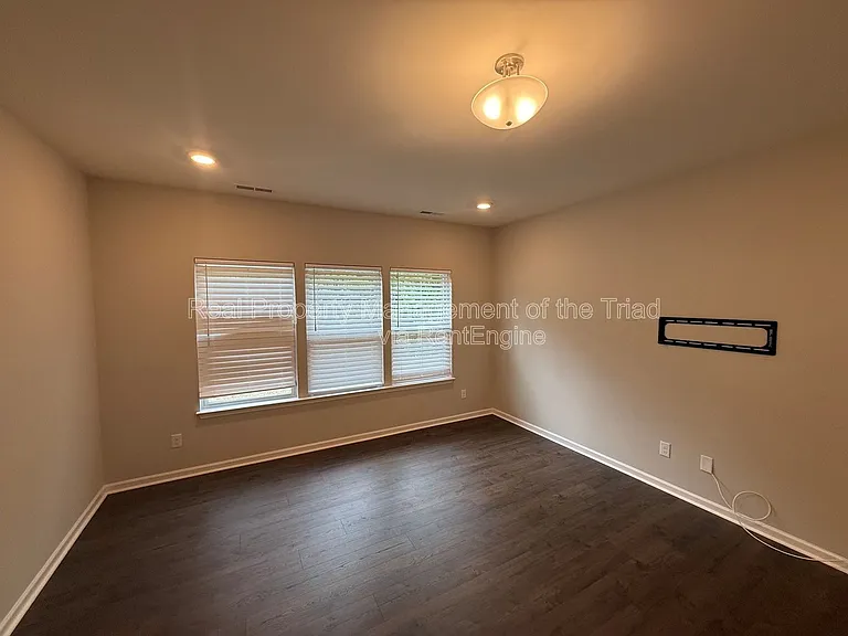 2457 Dukes Hollow Ct — Photo 16